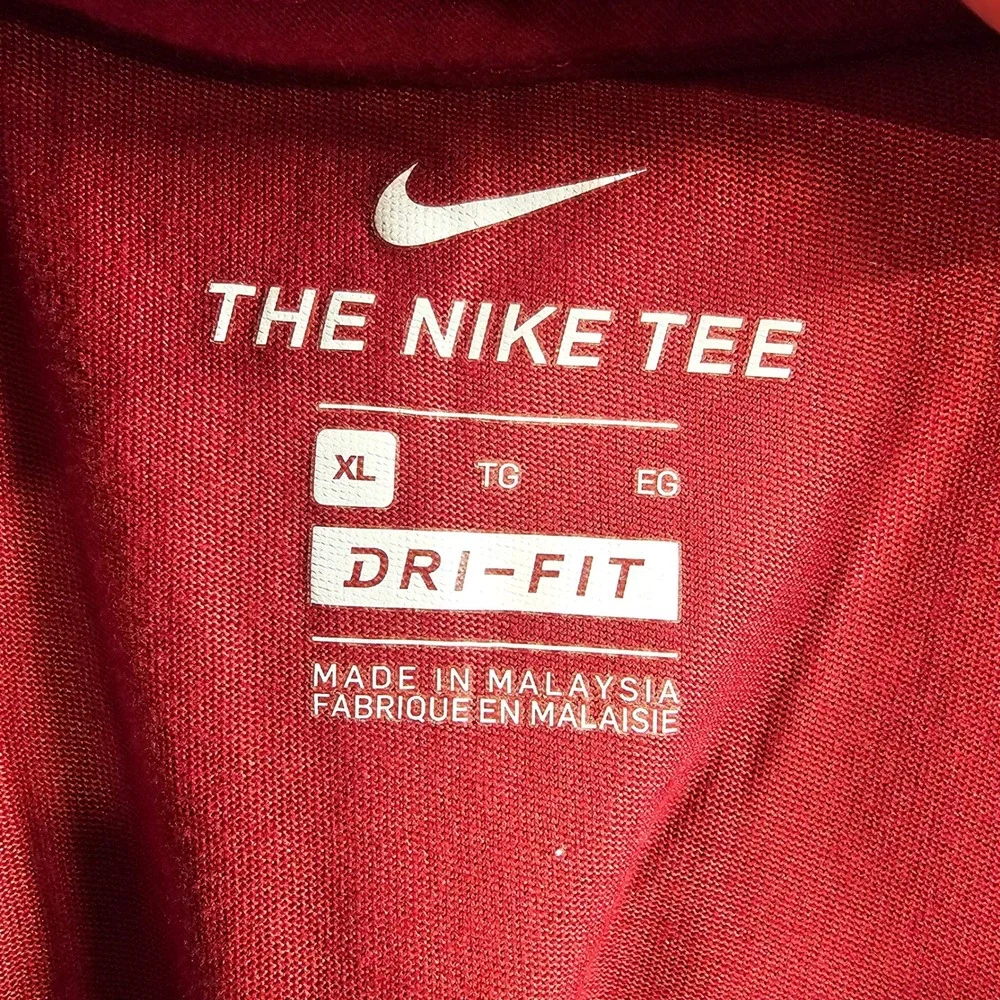 Nike Dri-FIT Mens XL Red Short Sleeve Athletic Training T-Shirt Swoosh Logo